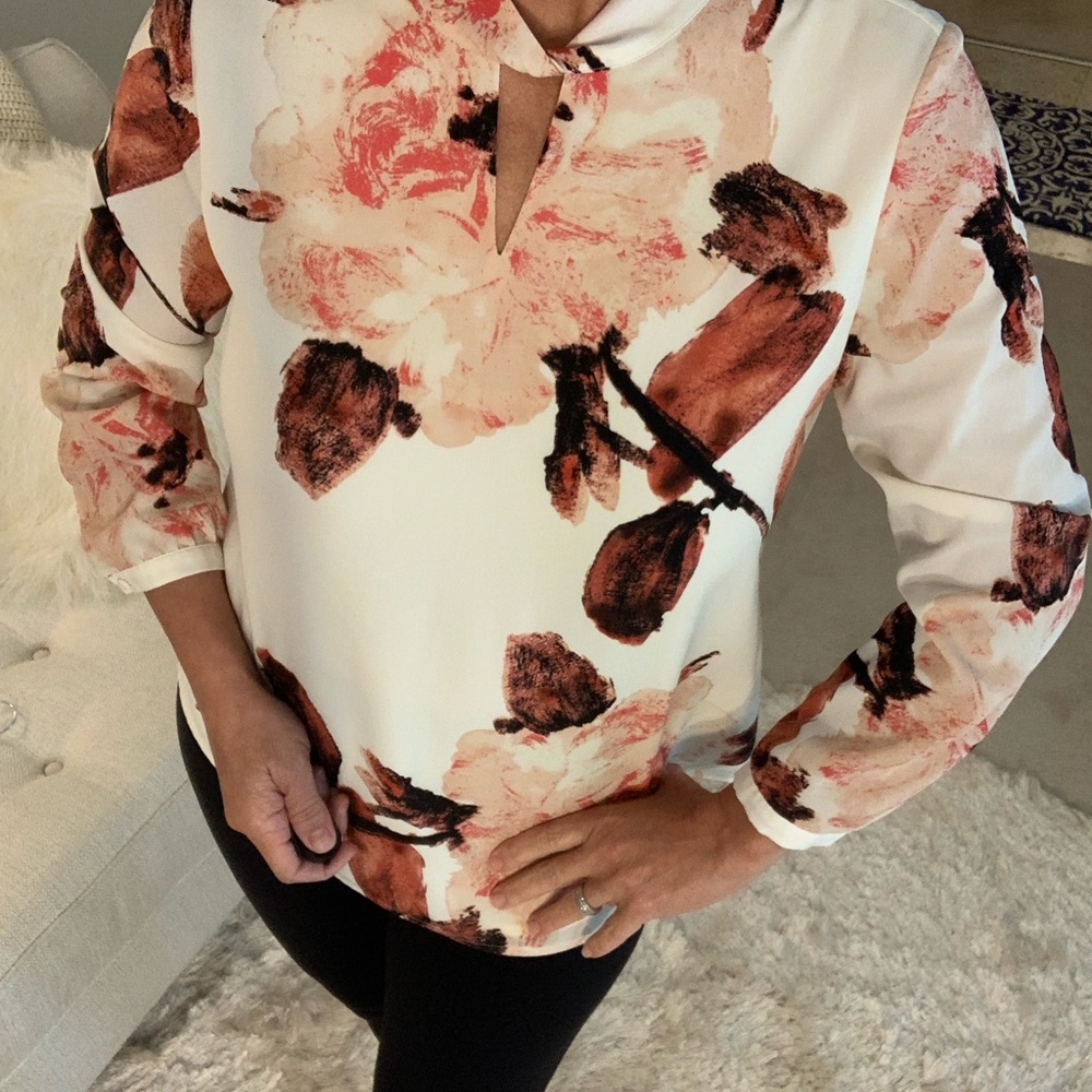 Chico’s, size 1 (8-10). Lovely top, ivory background, twist accent at neck.